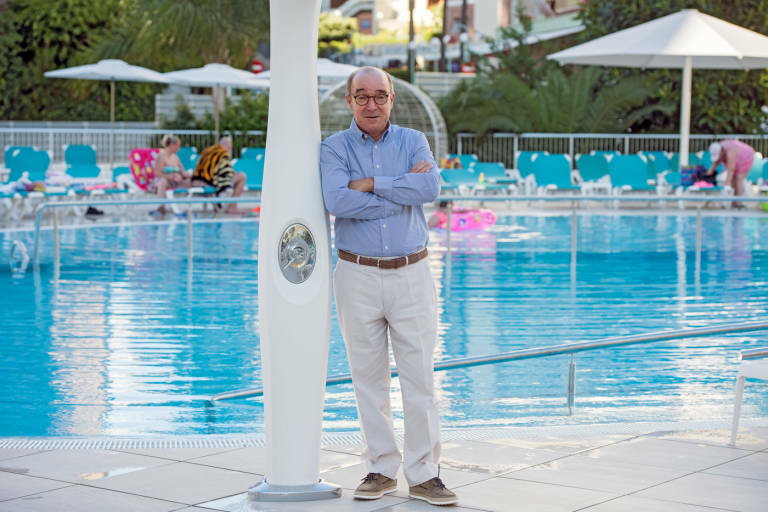  Toni Mayor en la piscina del hotel en una imagen de archivo. Foto: RAFA MOLINA.