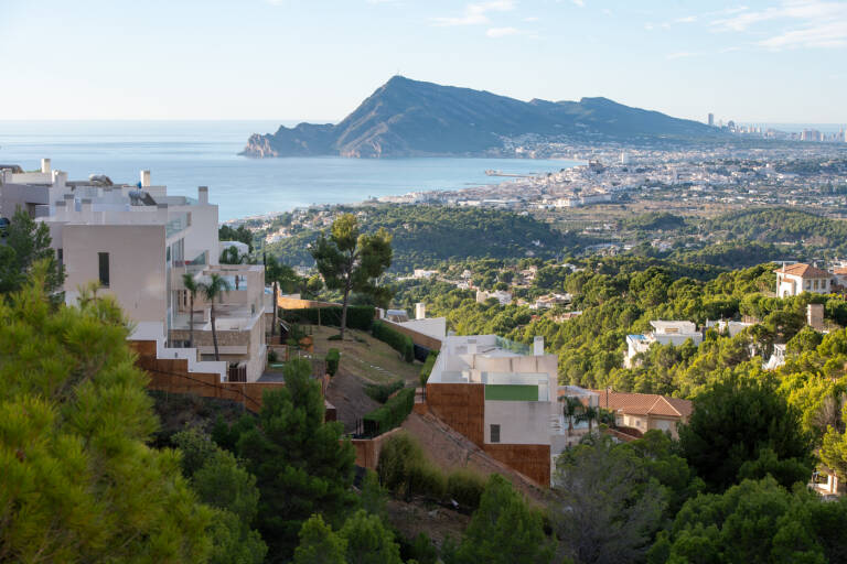  Los chalés a subasta con Benidorm y Altea de fondo. Foto: RAFA MOLINA.