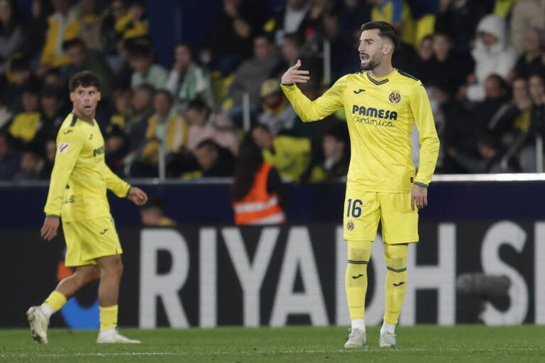  Álex Baena durante el Villarreal - Betis que terminó con derrota local. CARME RIPOLLÉS