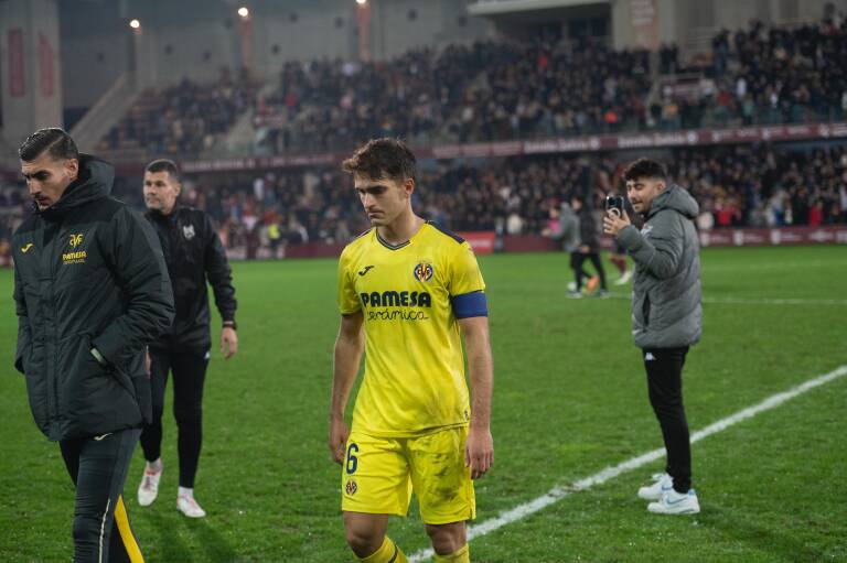  Denis Suárez se retira cabizbajo de Pasarón tras la derrota ante el Pontevedra. Foto: VÍCTOR LOZANO